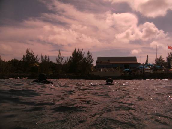 Nadando em direção ao início do mergulho técnico em Turtle Reef, em Grand Cayman, nas Ilhas Caiman